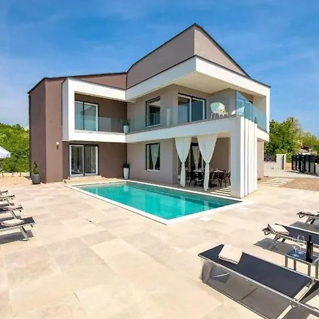 La Vie With Private Pool Garica