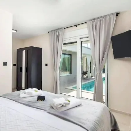 Villa La Vie With Private Pool Garica