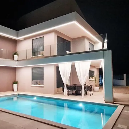 La Vie With Private Pool Villa Garica