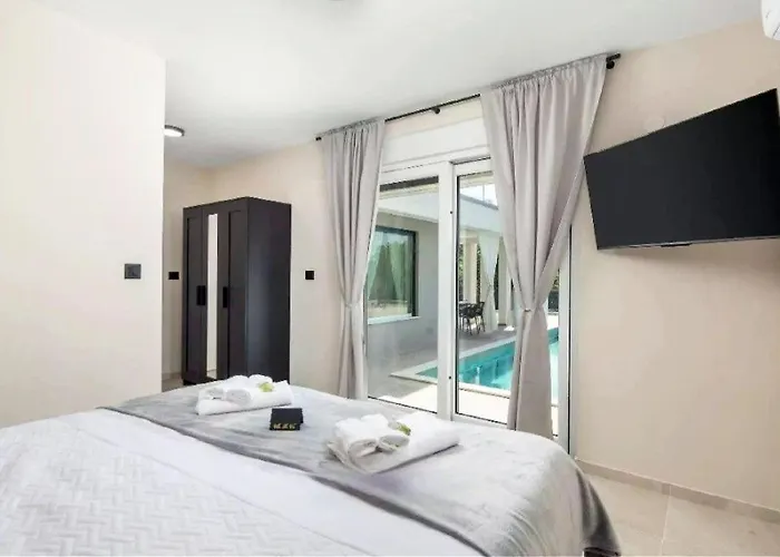 Вилла La Vie With Private Pool Garica