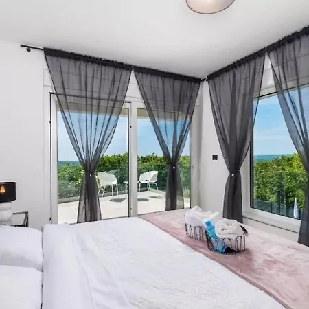 Villa La Vie With Private Pool Garica