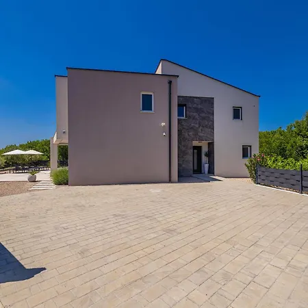 La Vie With Private Pool Garica
