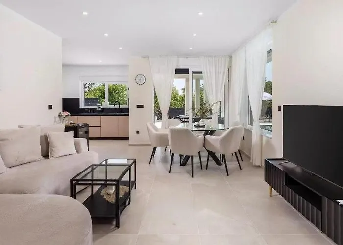 La Vie With Private Pool
